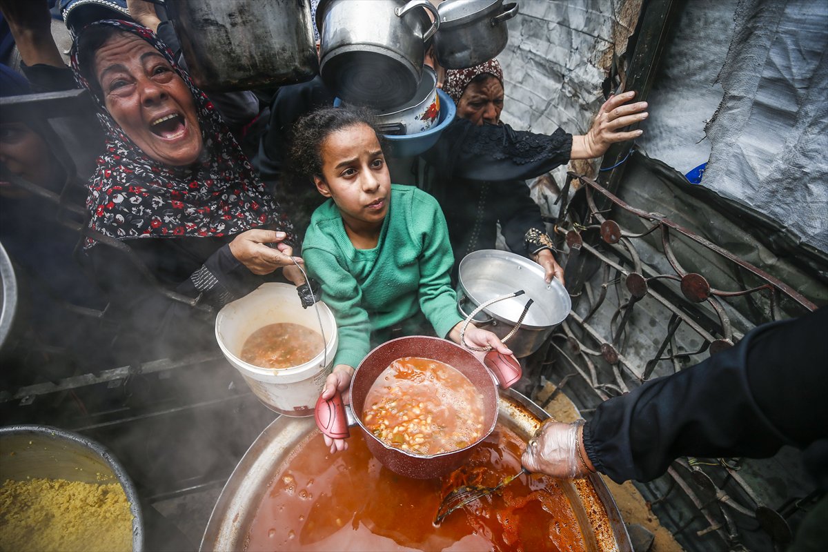 Gazze'de Filistinlilere sıcak yemek dağıtıldı