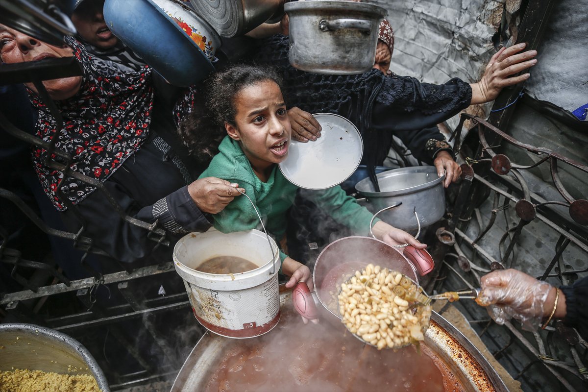 Gazze'de Filistinlilere sıcak yemek dağıtıldı