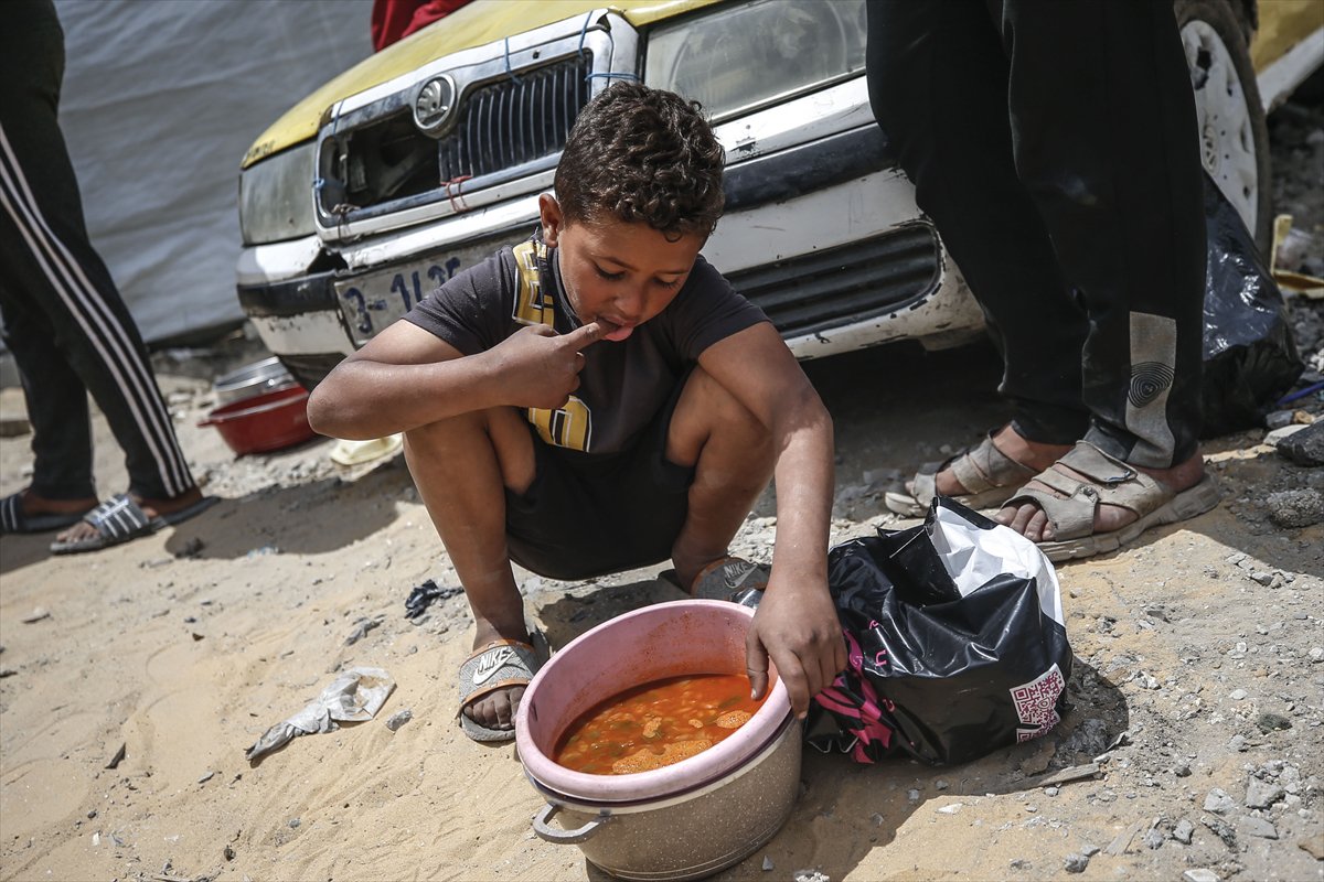 Gazze'de Filistinlilere sıcak yemek dağıtıldı