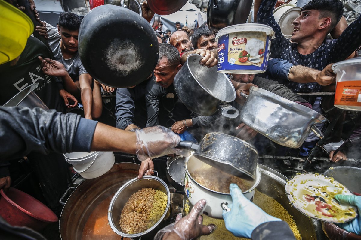 Gazze'de Filistinlilere sıcak yemek dağıtıldı