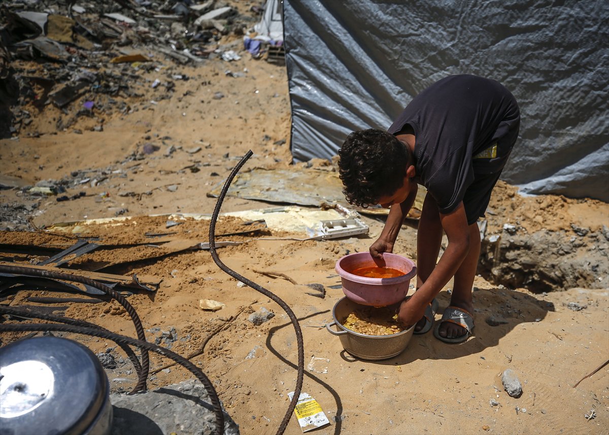 Gazze'de Filistinlilere sıcak yemek dağıtıldı