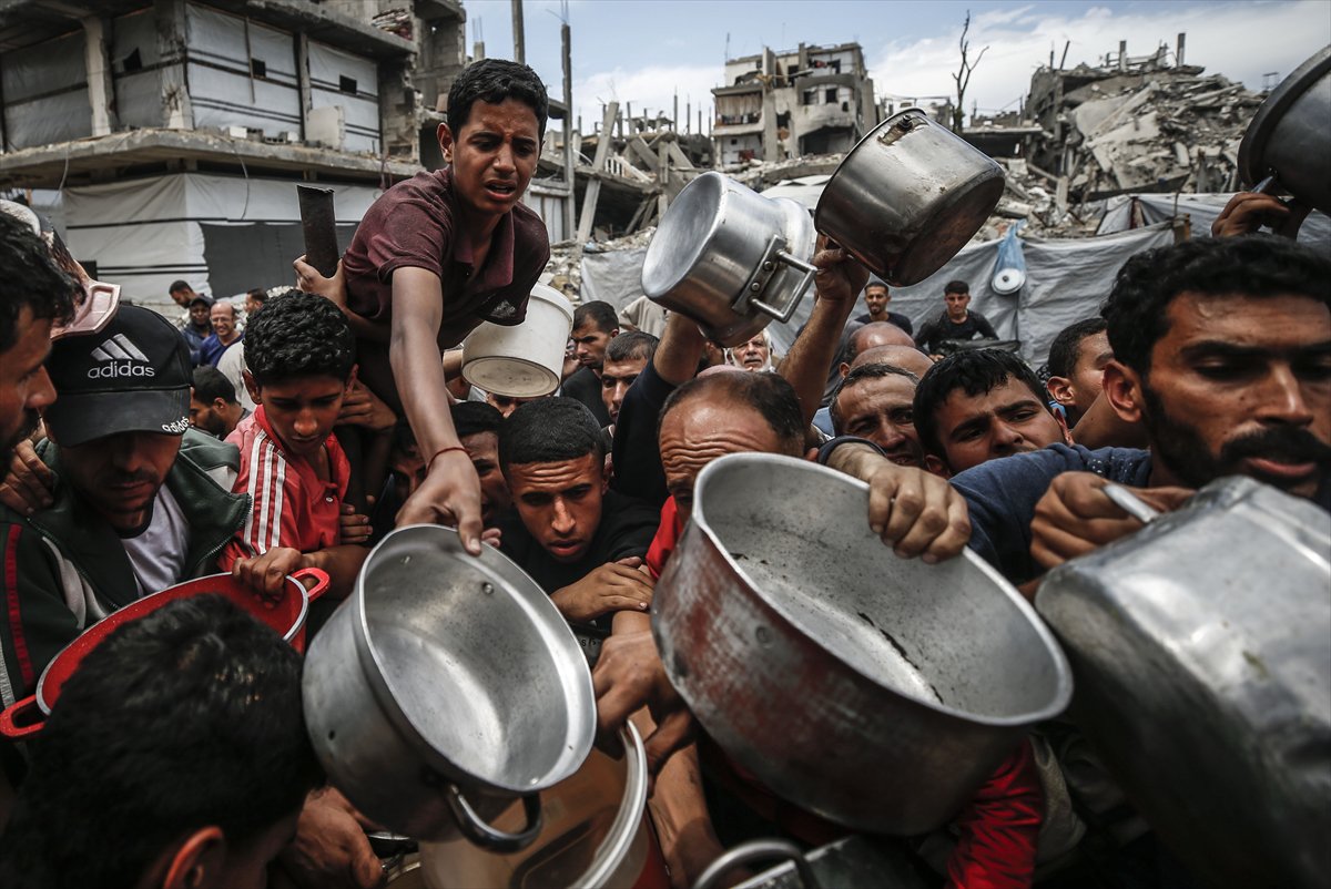 Gazze'de Filistinlilere sıcak yemek dağıtıldı