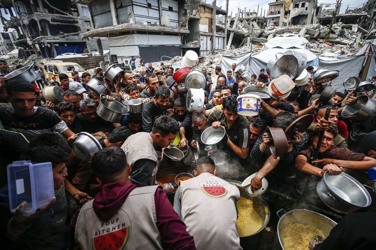 Gazze'de Filistinlilere sıcak yemek dağıtıldı