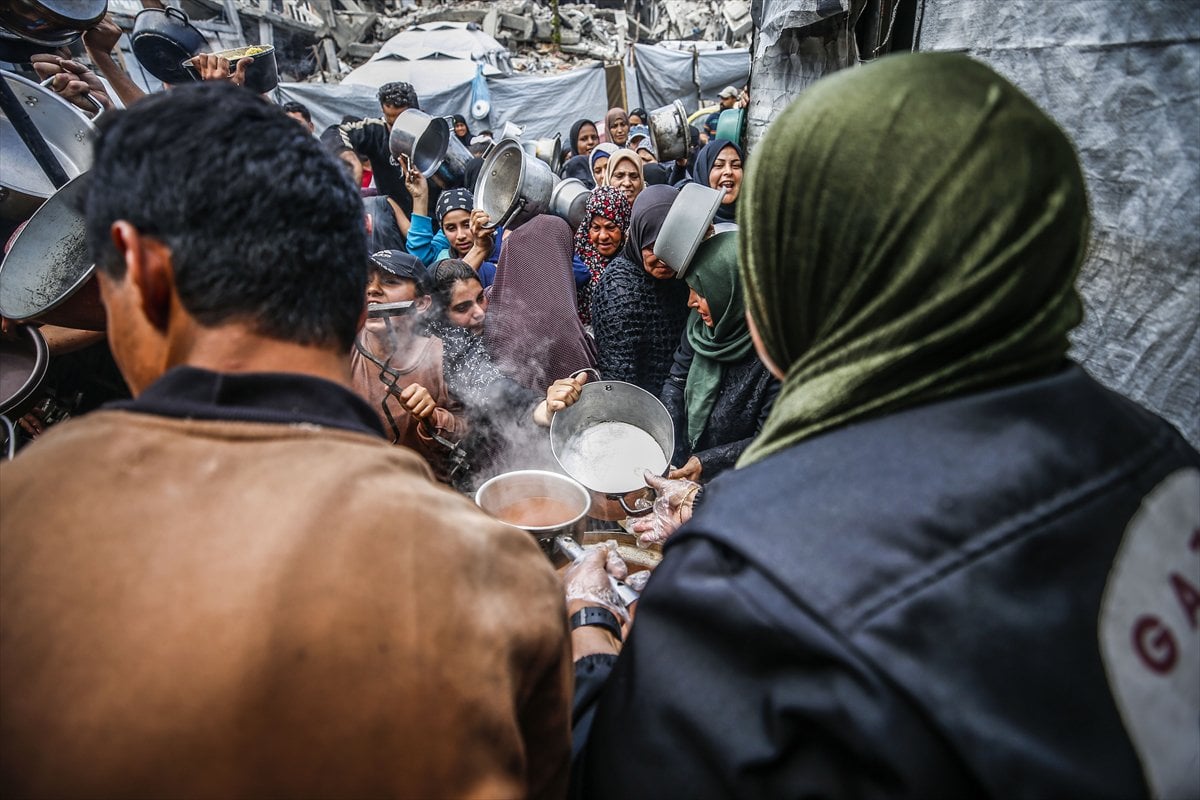 Gazze'de Filistinlilere sıcak yemek dağıtıldı
