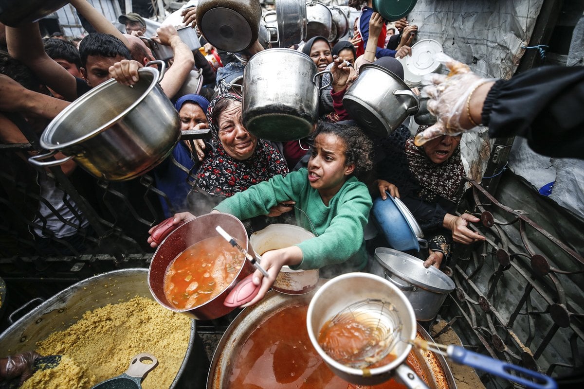 Gazze'de Filistinlilere sıcak yemek dağıtıldı