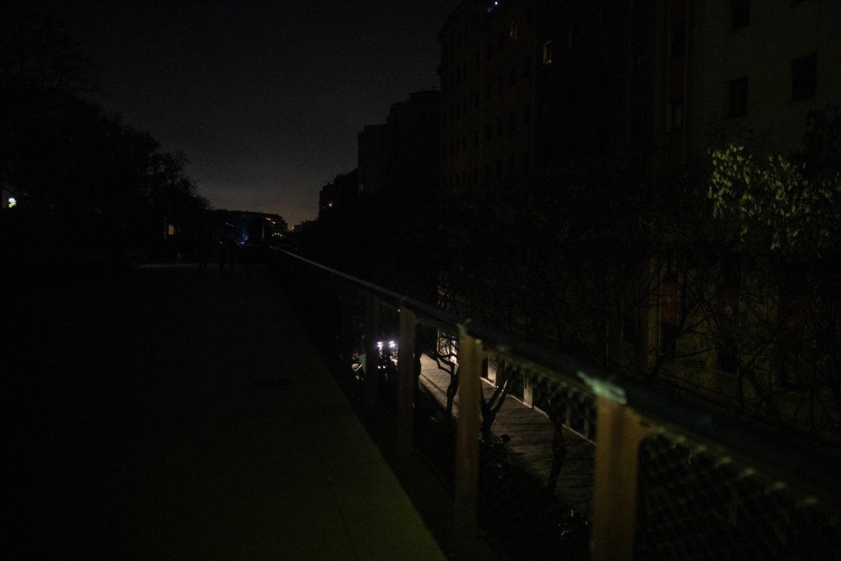 İspanya ve Portekiz’de yaşanan geniş çaplı elektrik kesintisinden milyonlar etkilendi