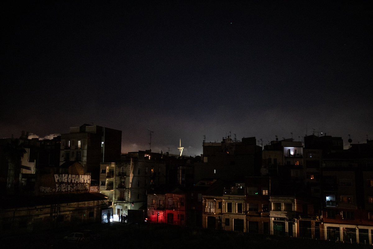 İspanya ve Portekiz’de yaşanan geniş çaplı elektrik kesintisinden milyonlar etkilendi