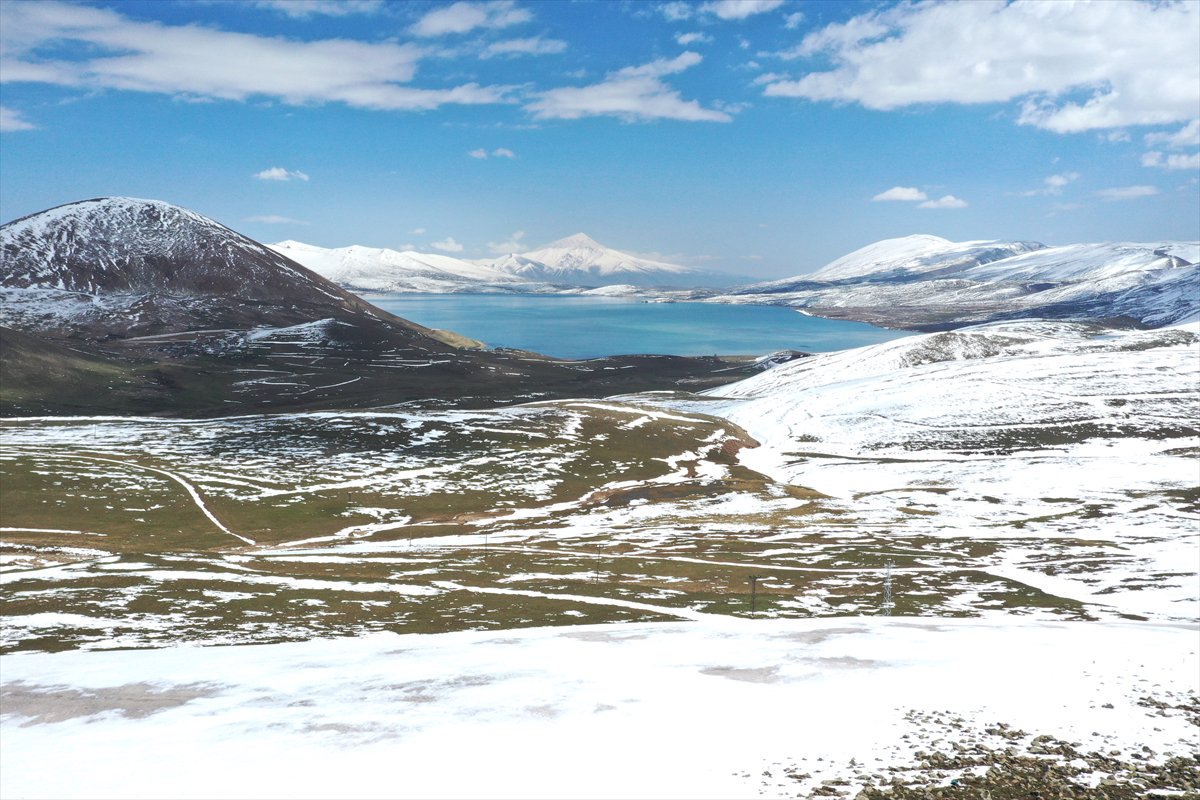 Ağrı'nın ovalarında bahar, dağlarında ise kış hüküm sürüyor