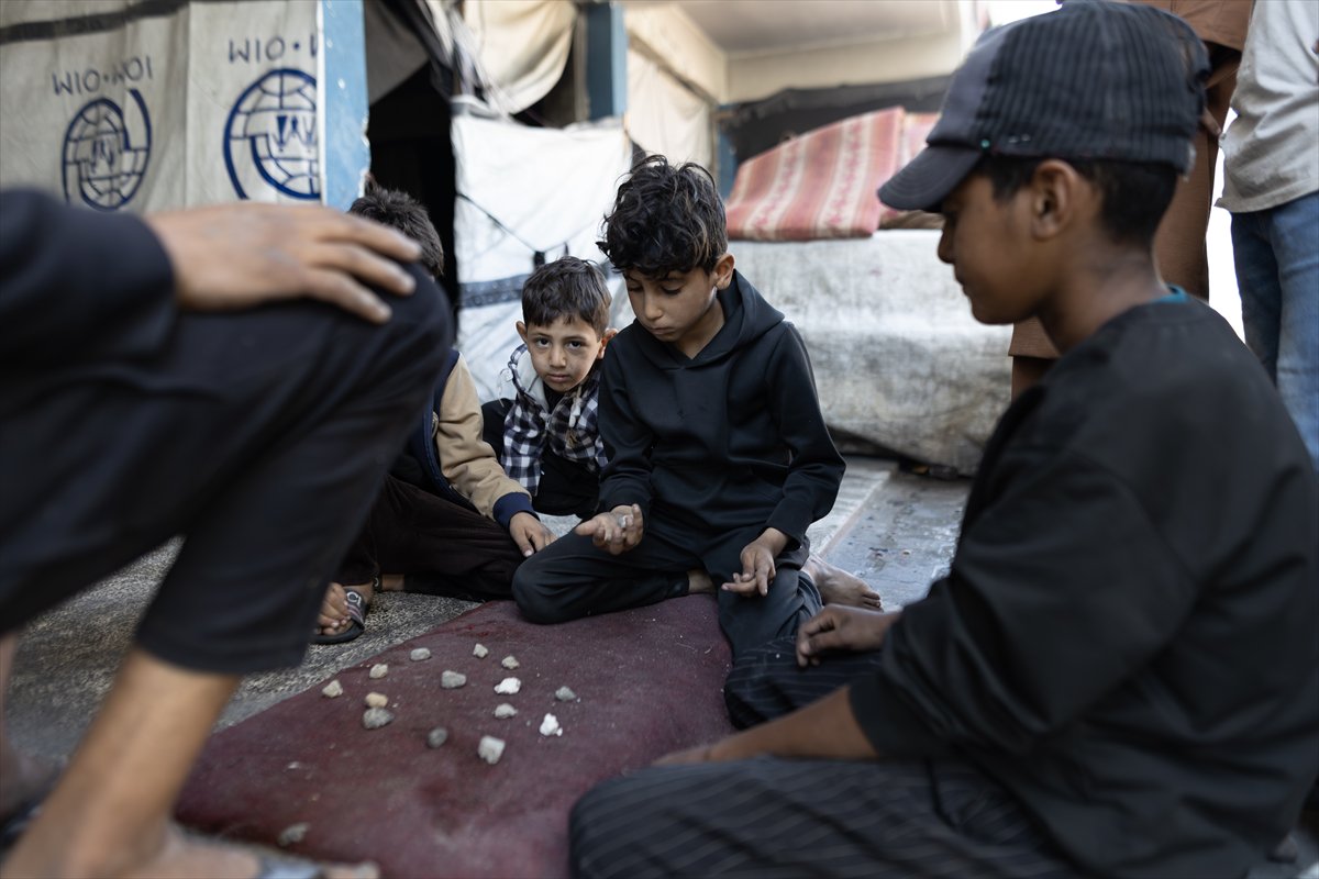 Gazze'de Filistinliler kısıtlı imkanlarla yaşamaya çalışıyor