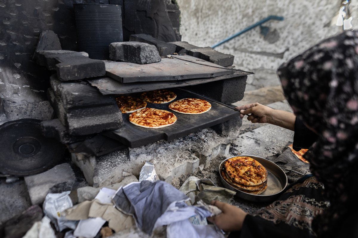 Gazze'de Filistinliler kısıtlı imkanlarla yaşamaya çalışıyor