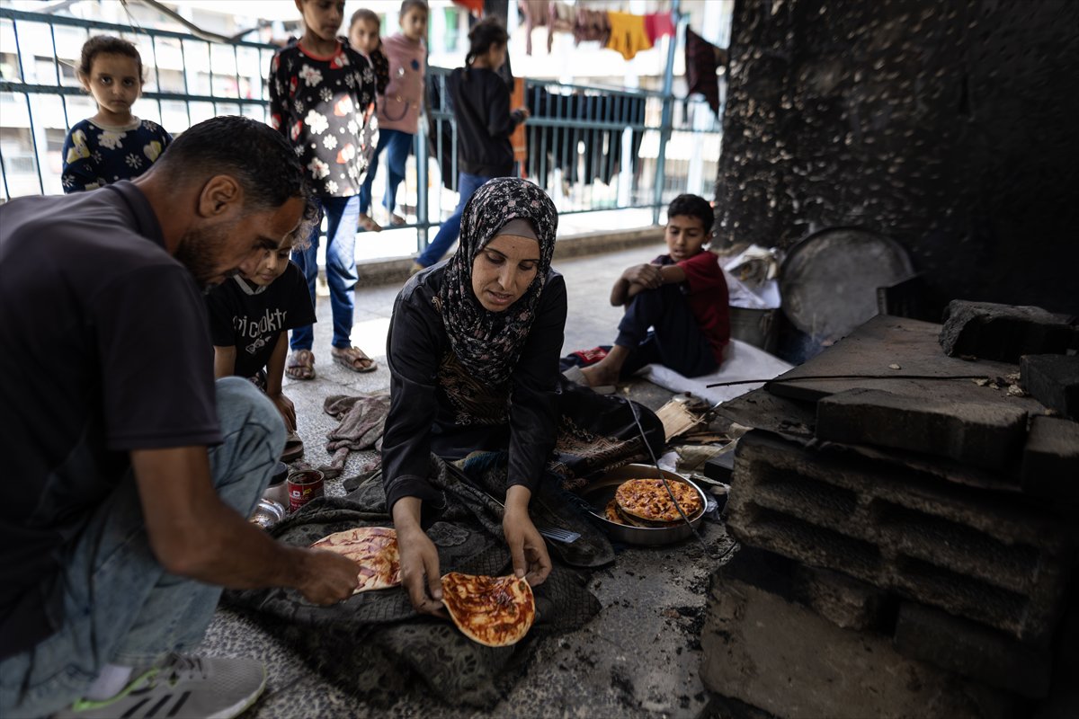 Gazze'de Filistinliler kısıtlı imkanlarla yaşamaya çalışıyor