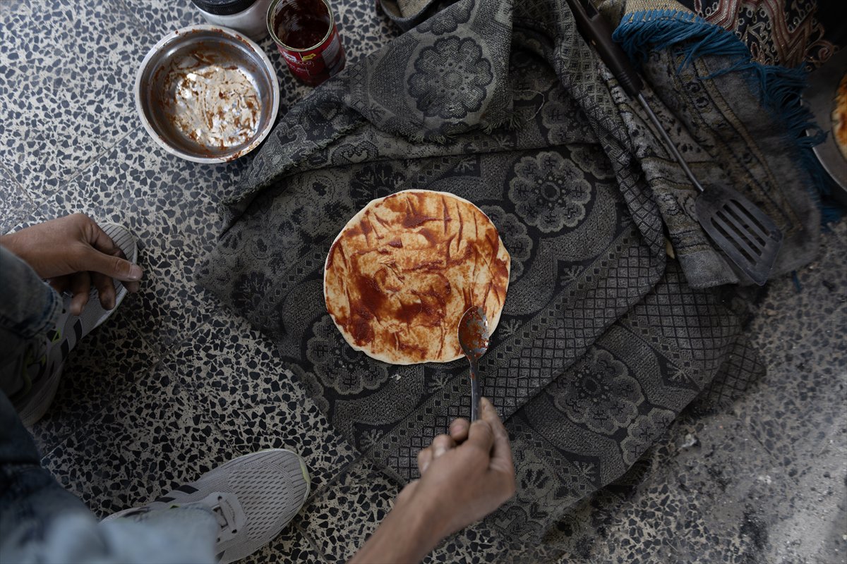 Gazze'de Filistinliler kısıtlı imkanlarla yaşamaya çalışıyor