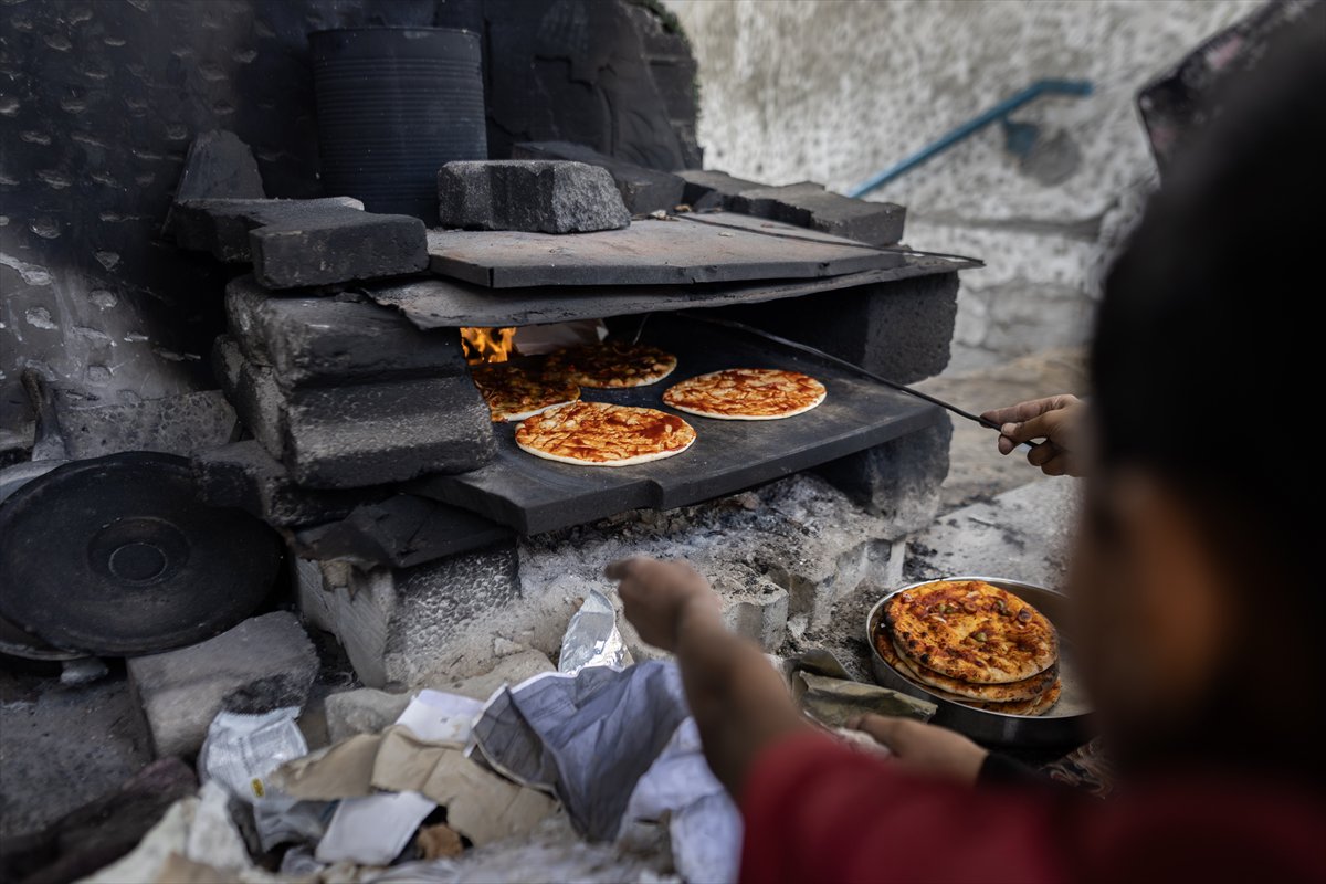 Gazze'de Filistinliler kısıtlı imkanlarla yaşamaya çalışıyor