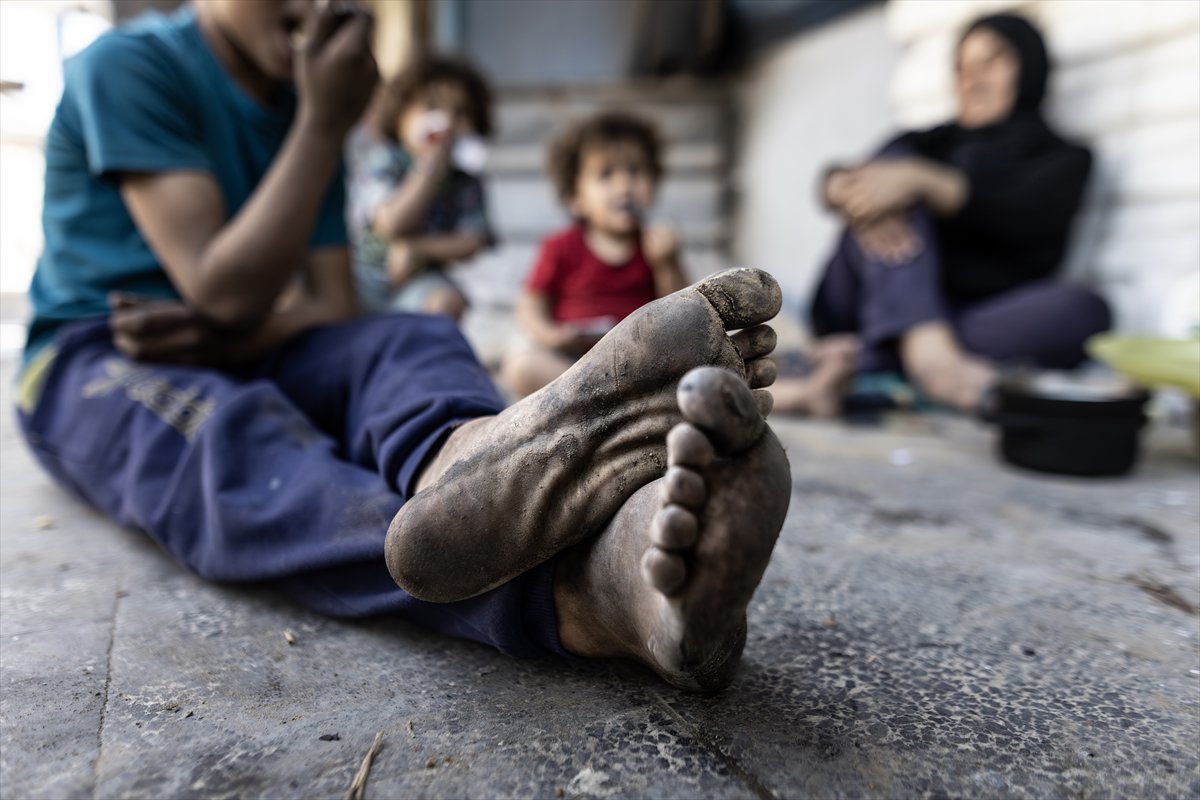 Gazze'de Filistinliler kısıtlı imkanlarla yaşamaya çalışıyor