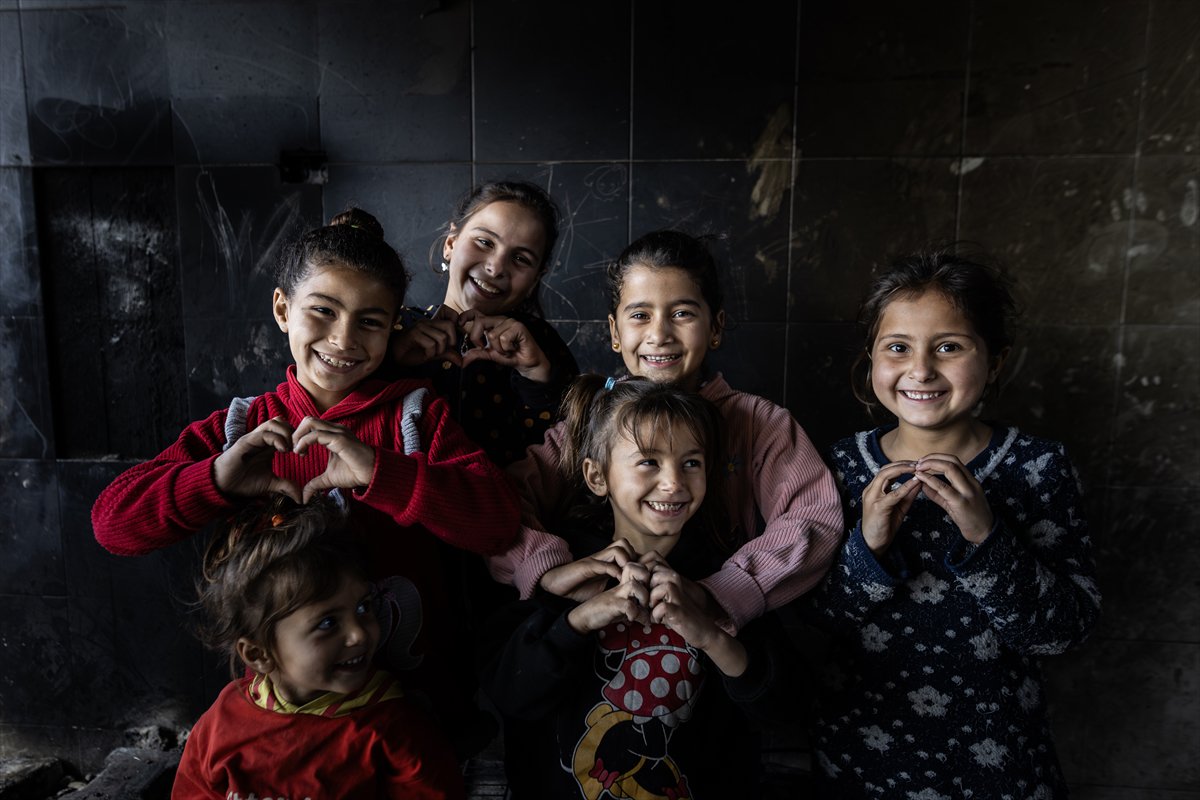 Gazze'de Filistinliler kısıtlı imkanlarla yaşamaya çalışıyor