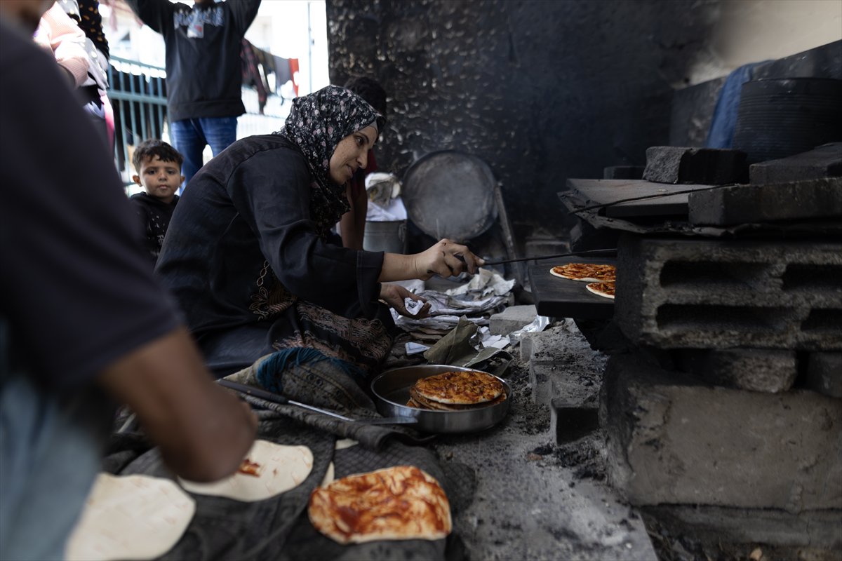 Gazze'de Filistinliler kısıtlı imkanlarla yaşamaya çalışıyor
