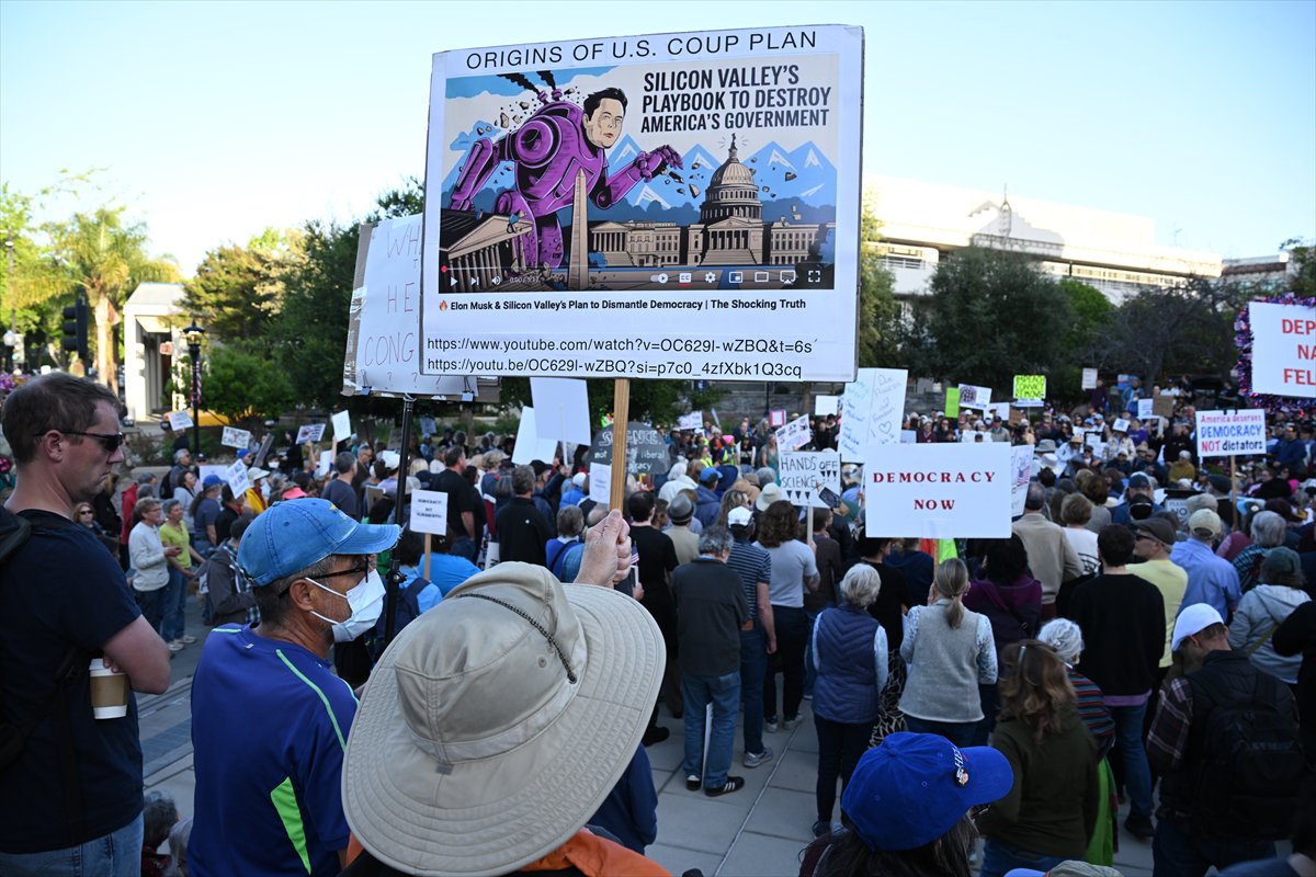 Dünyada 1 Mayıs coşkusu: Sokaklarda emek ve dayanışma sesleri yükseldi