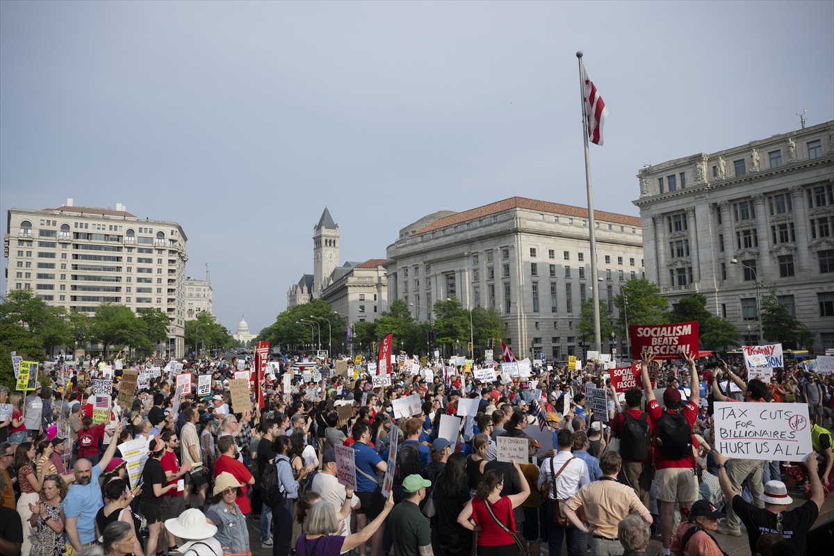 Dünyada 1 Mayıs coşkusu: Sokaklarda emek ve dayanışma sesleri yükseldi