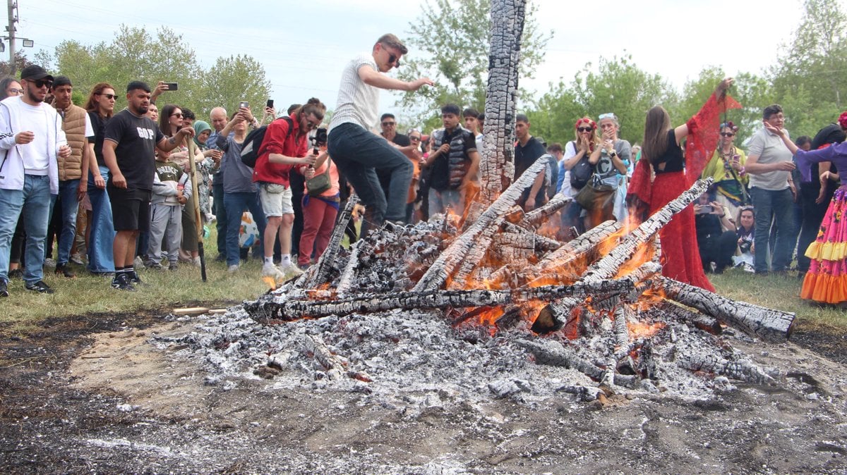Edirne'de Kakava Şenliği'nden renkli görüntüler