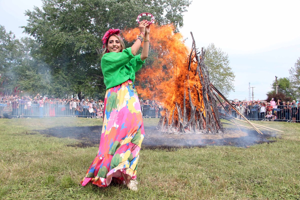 Edirne'de Kakava Şenliği'nden renkli görüntüler