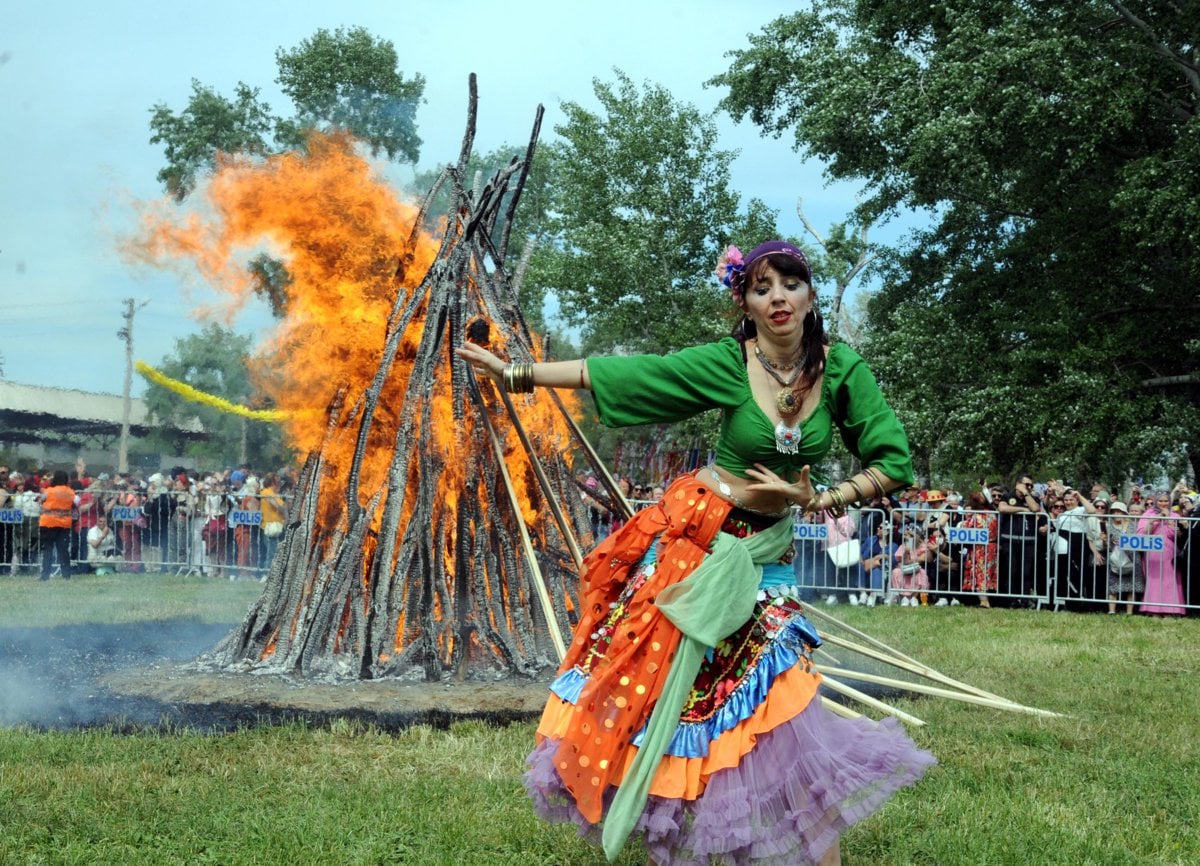 Edirne'de Kakava Şenliği'nden renkli görüntüler