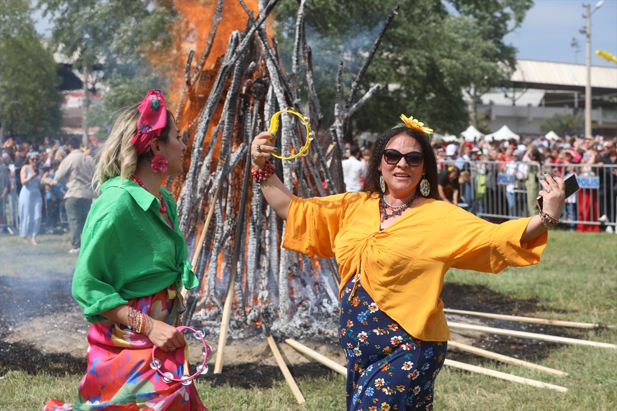Edirne'de Kakava Şenliği'nden renkli görüntüler