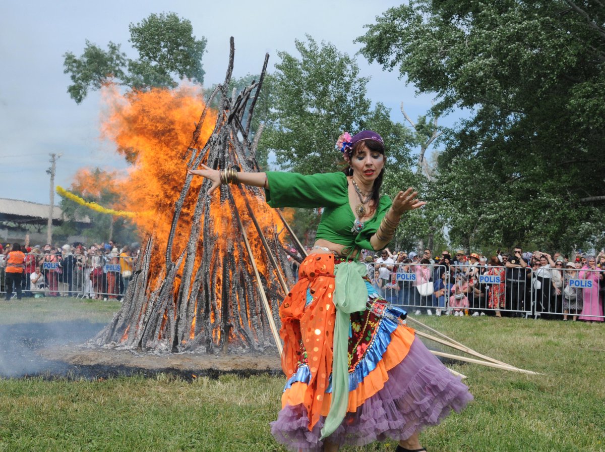 Edirne'de Kakava Şenliği'nden renkli görüntüler