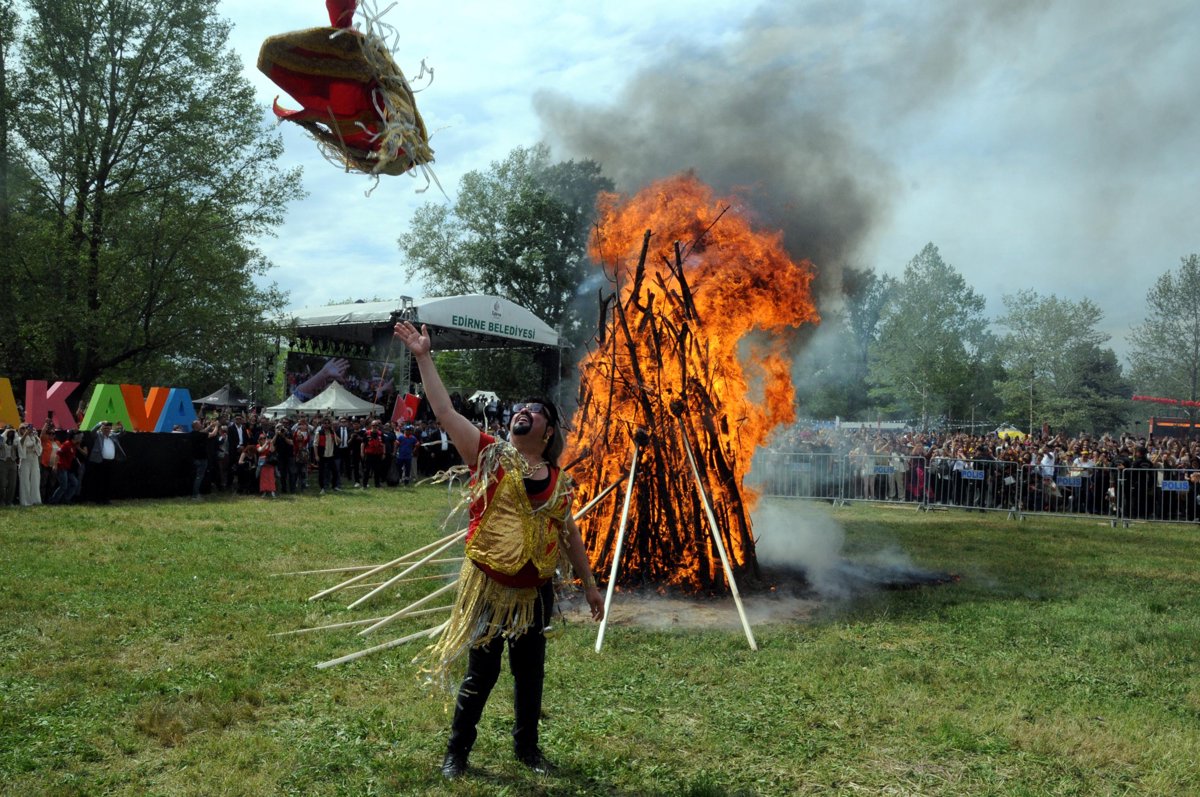 Edirne'de Kakava Şenliği'nden renkli görüntüler