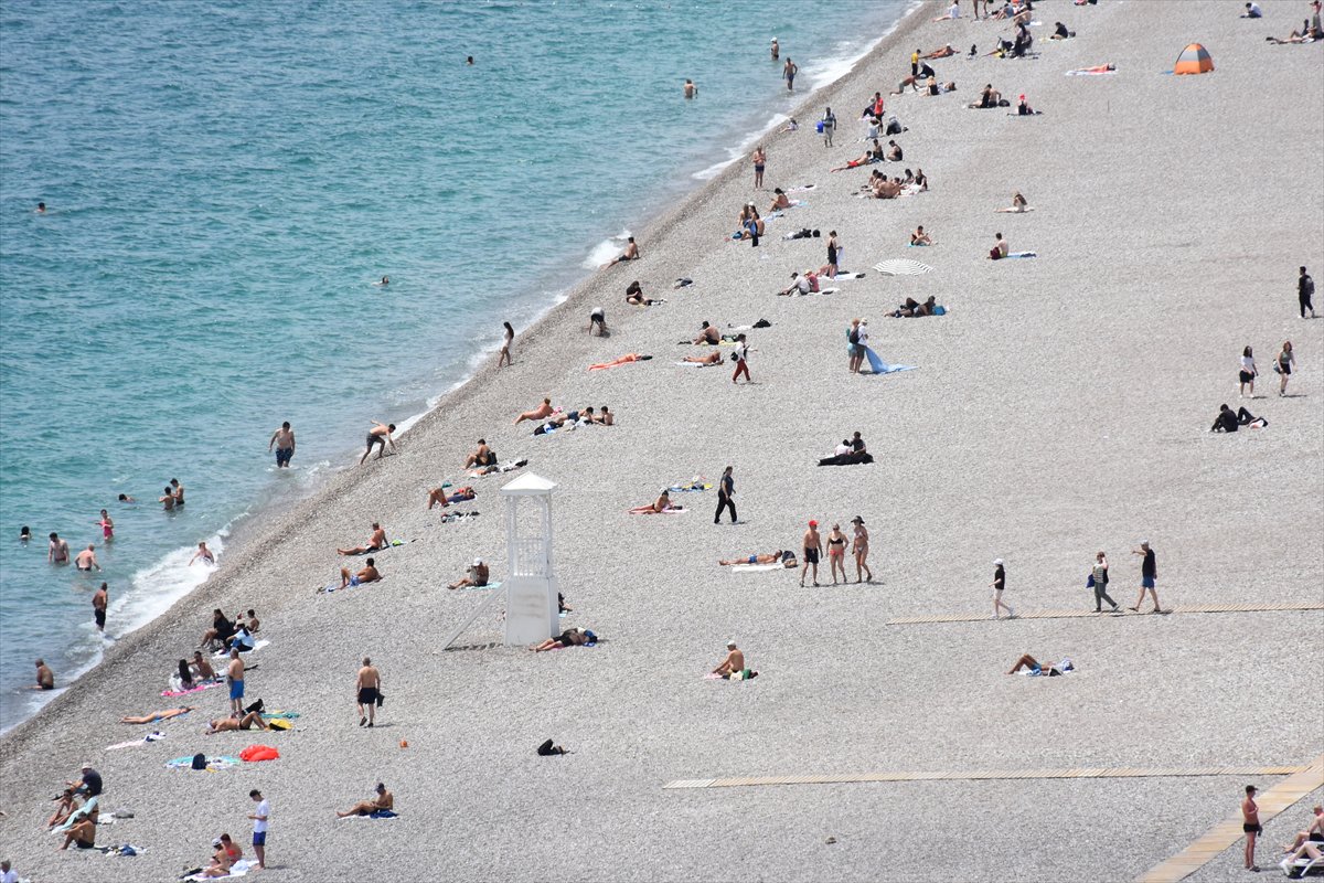 Muğla ve Antalya’da yaz erken geldi, sahiller doldu taştı
