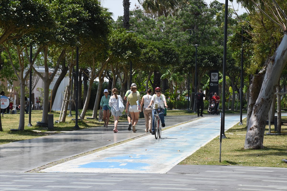 Muğla ve Antalya’da yaz erken geldi, sahiller doldu taştı