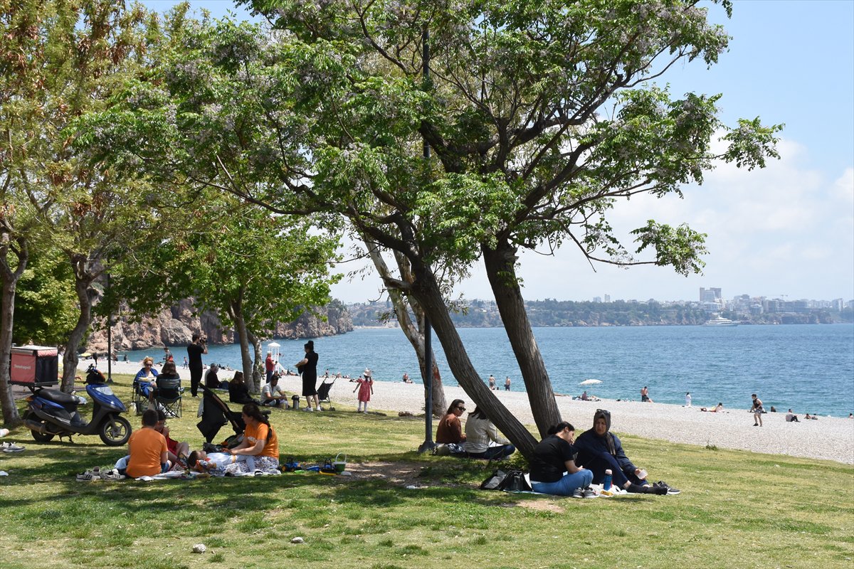 Muğla ve Antalya’da yaz erken geldi, sahiller doldu taştı