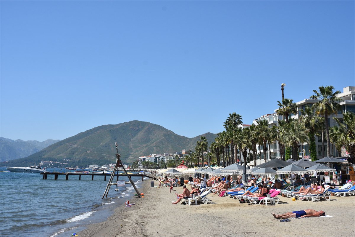 Muğla ve Antalya’da yaz erken geldi, sahiller doldu taştı