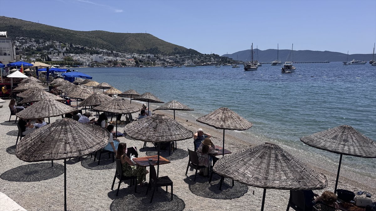 Muğla ve Antalya’da yaz erken geldi, sahiller doldu taştı