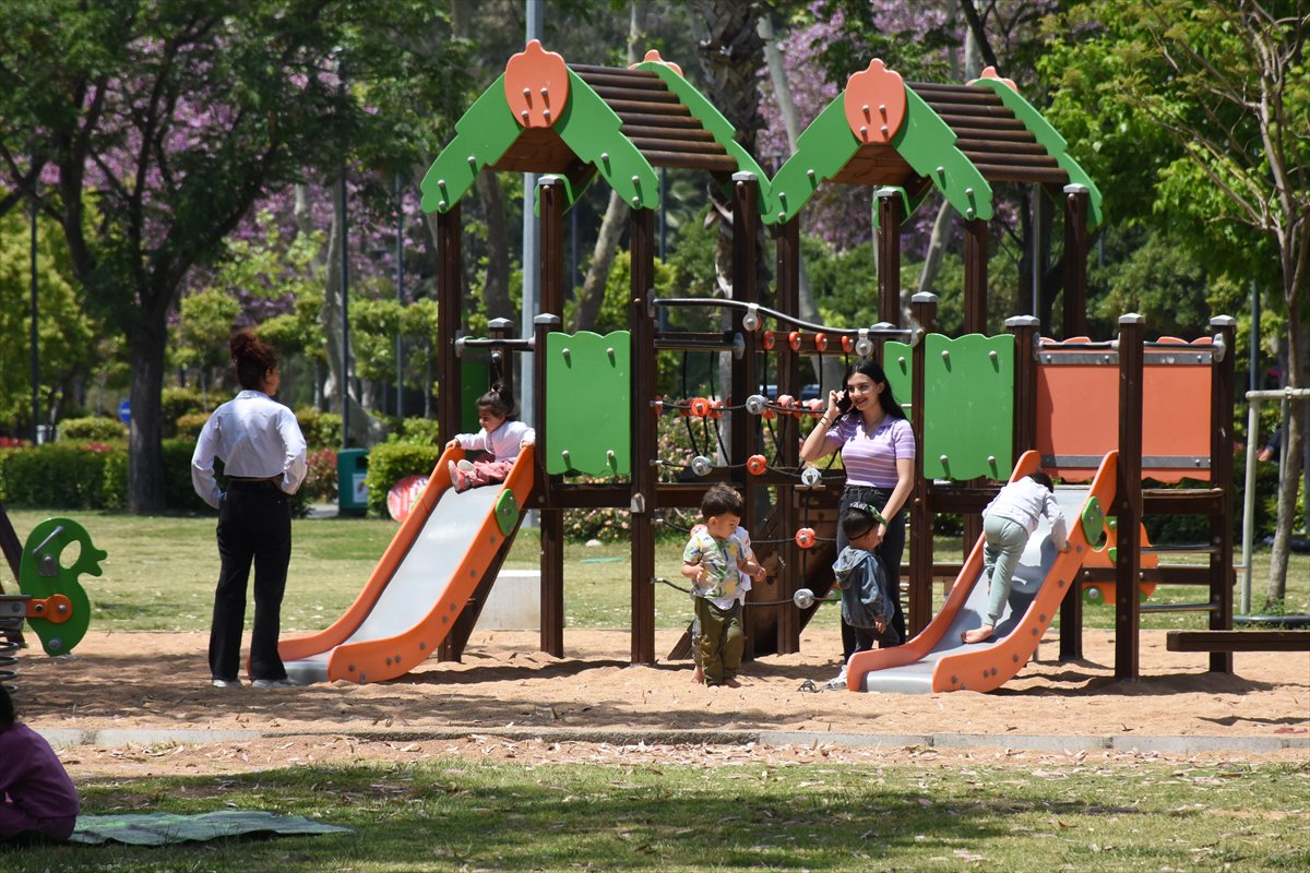 Muğla ve Antalya’da yaz erken geldi, sahiller doldu taştı