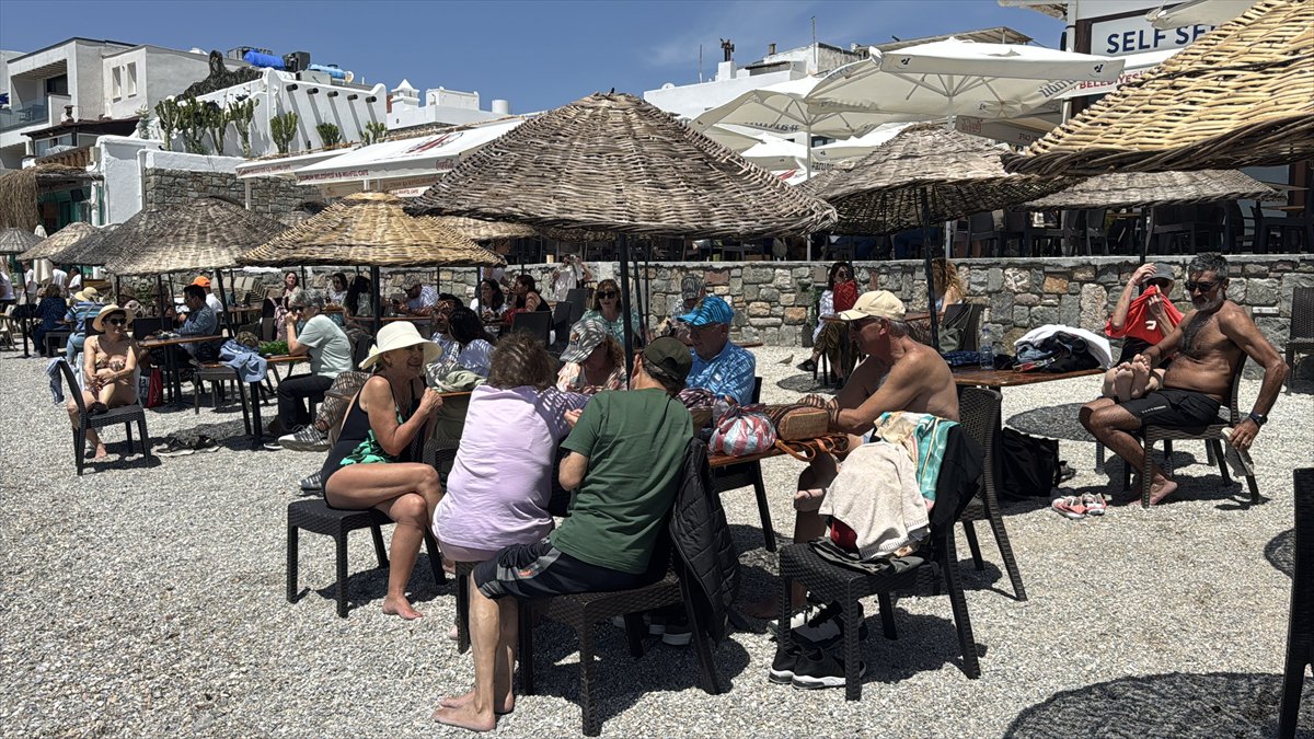 Muğla ve Antalya’da yaz erken geldi, sahiller doldu taştı