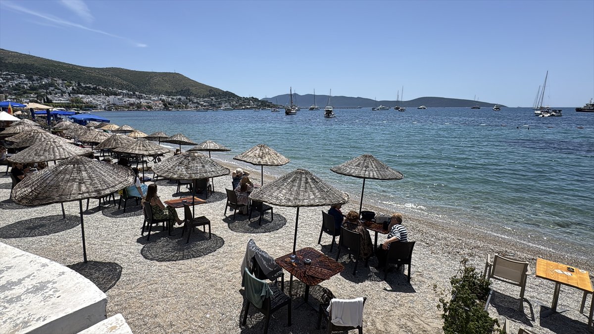 Muğla ve Antalya’da yaz erken geldi, sahiller doldu taştı