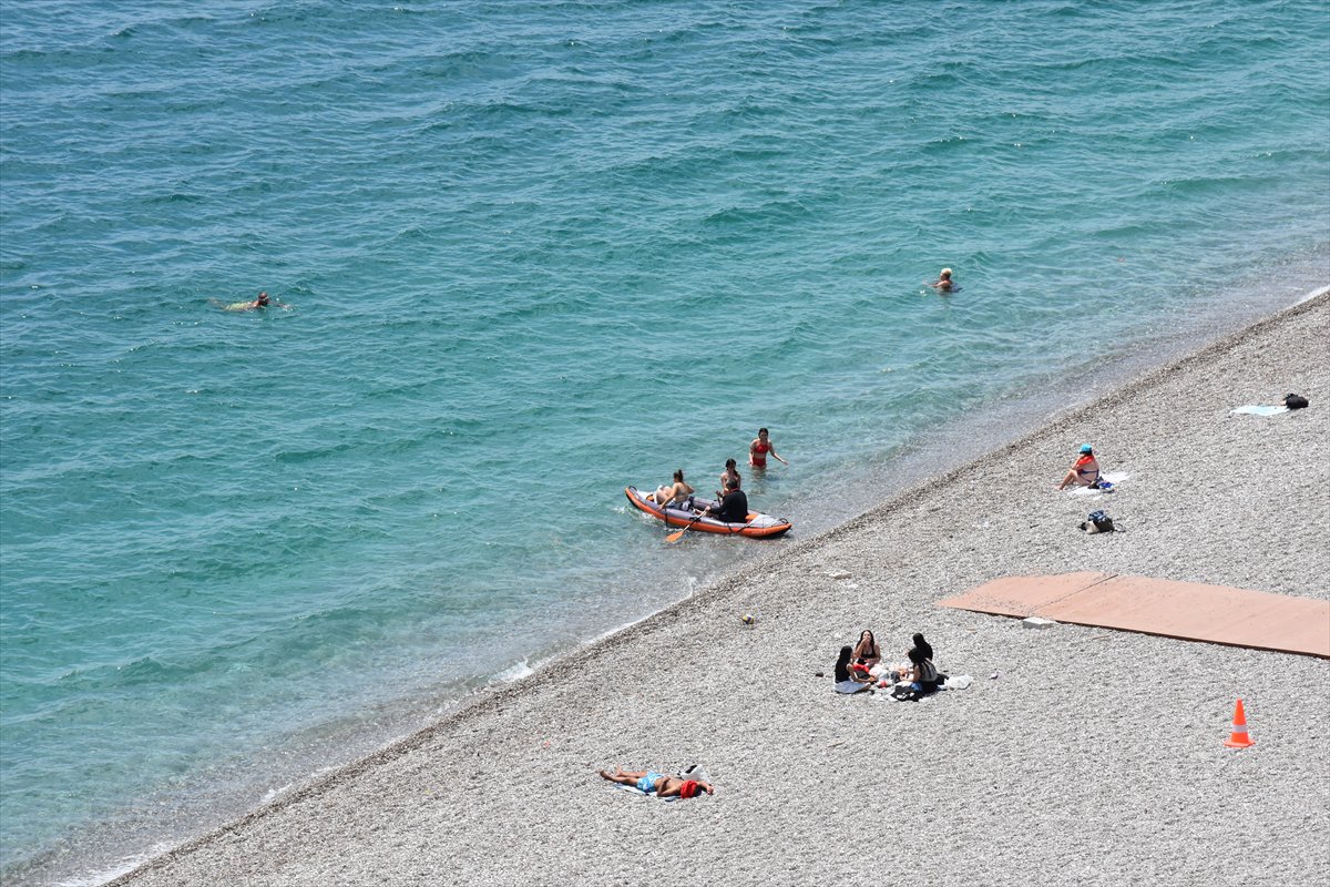 Muğla ve Antalya’da yaz erken geldi, sahiller doldu taştı