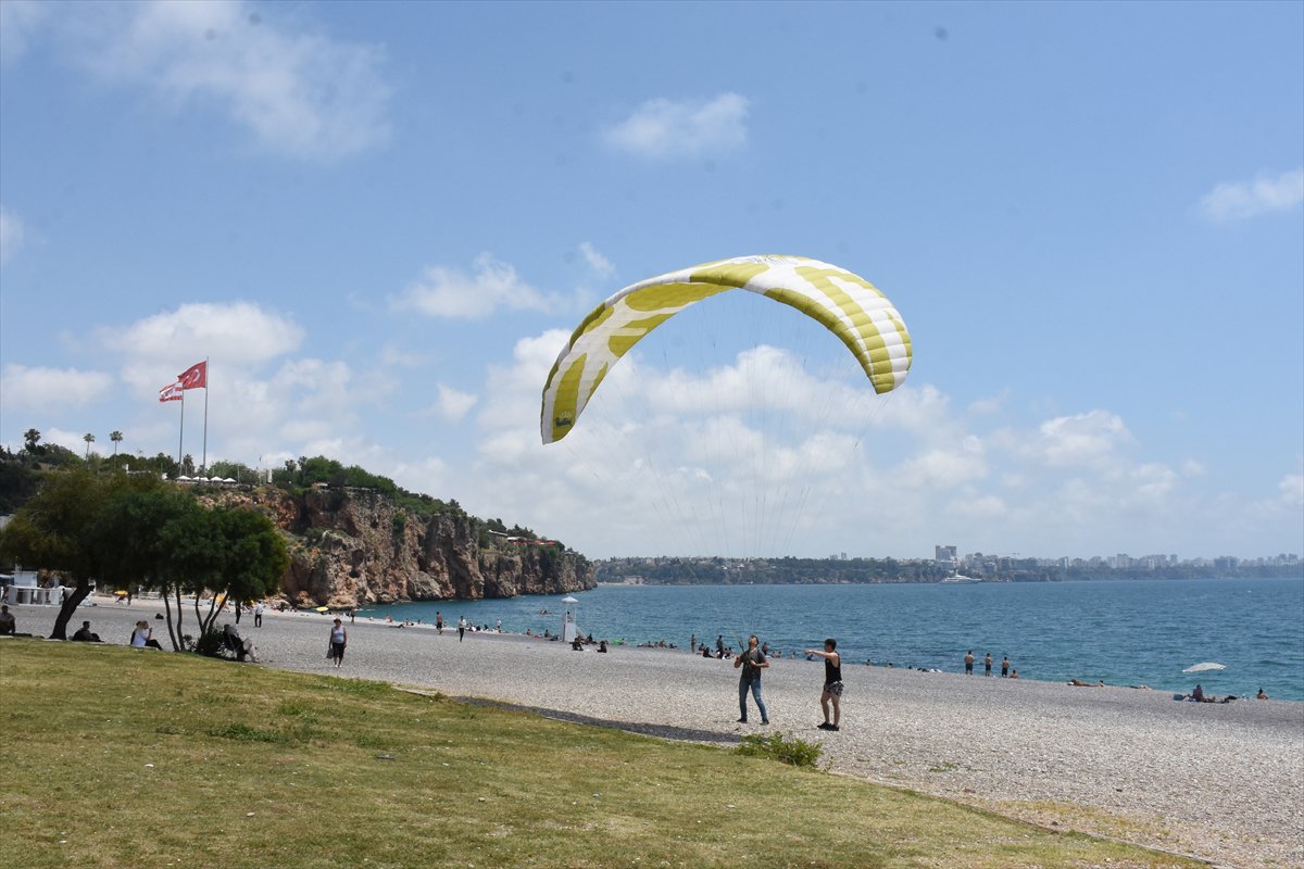 Muğla ve Antalya’da yaz erken geldi, sahiller doldu taştı