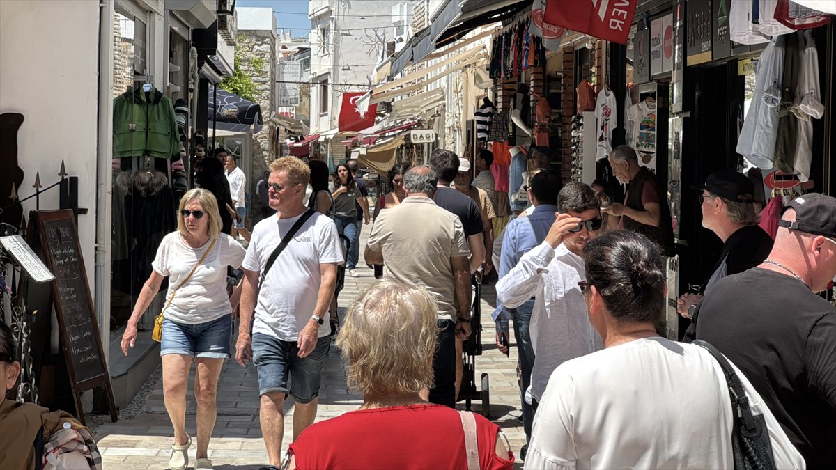 Muğla ve Antalya’da yaz erken geldi, sahiller doldu taştı
