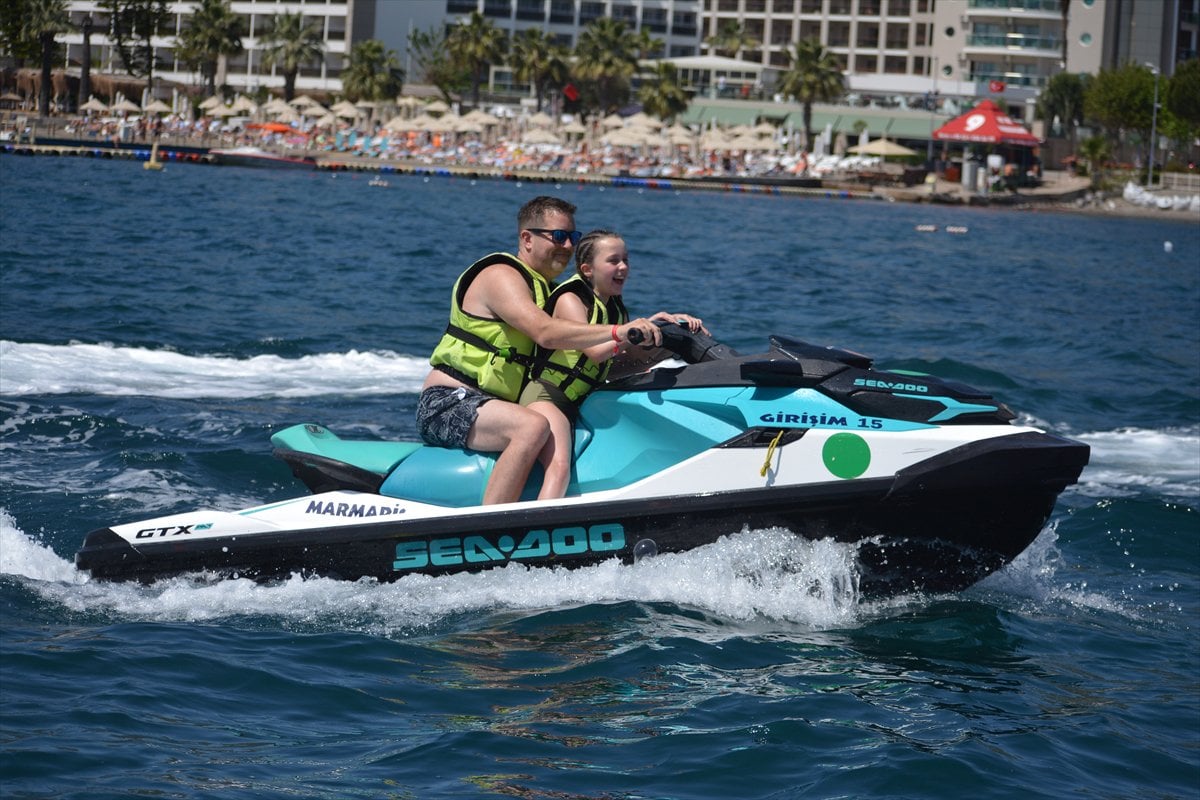 Muğla ve Antalya’da yaz erken geldi, sahiller doldu taştı