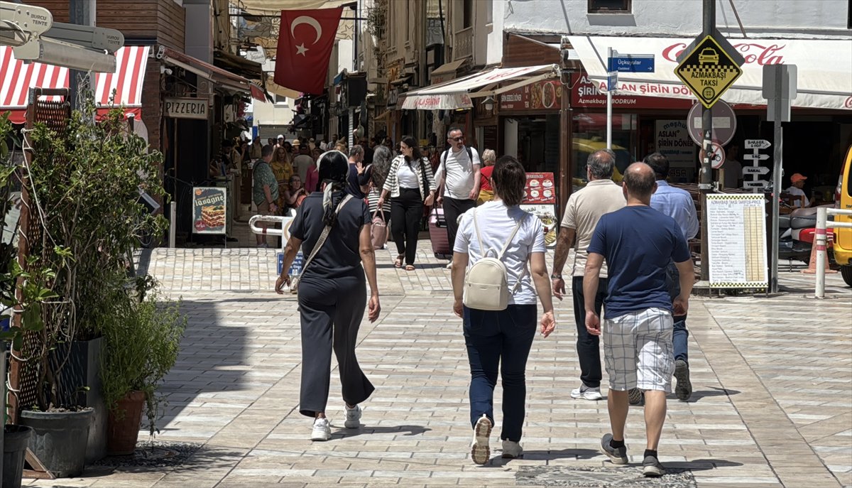 Muğla ve Antalya’da yaz erken geldi, sahiller doldu taştı