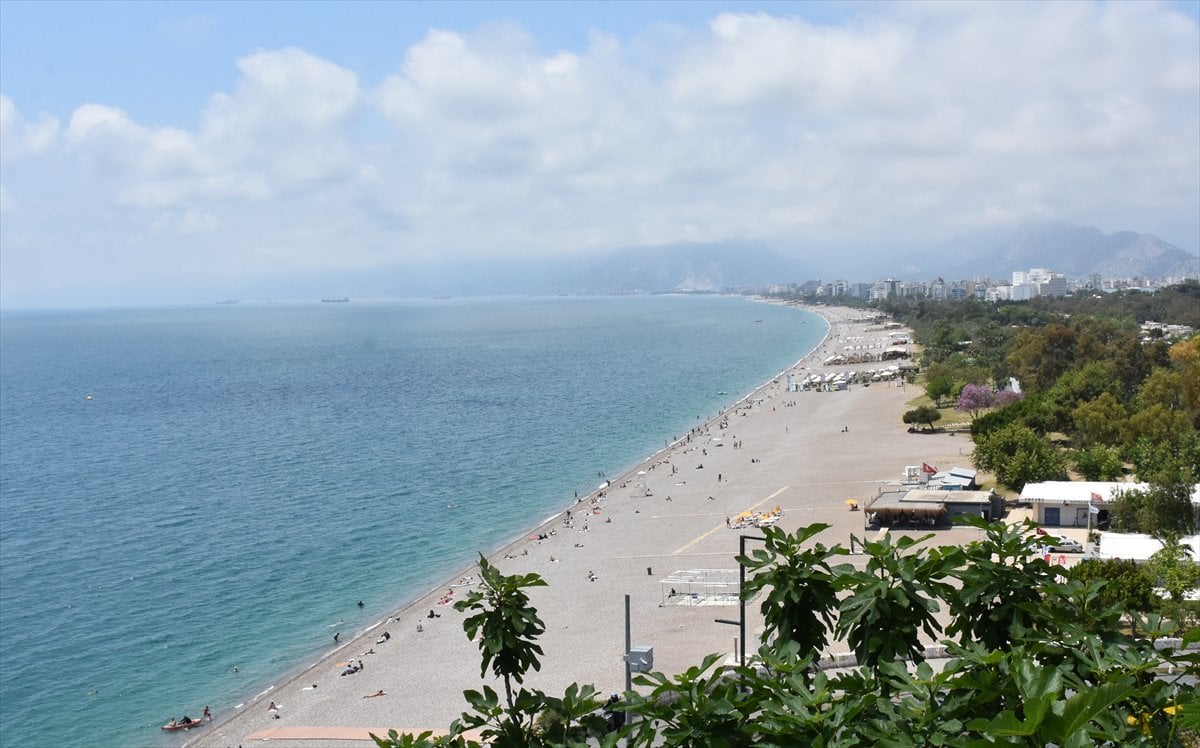 Muğla ve Antalya’da yaz erken geldi, sahiller doldu taştı