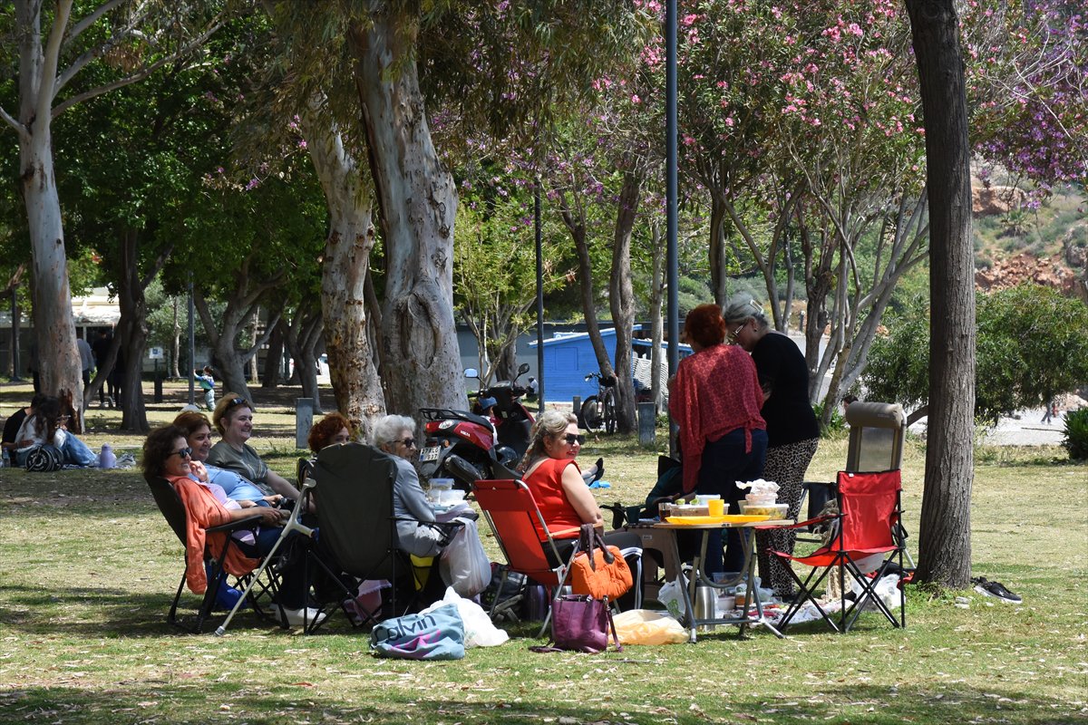 Muğla ve Antalya’da yaz erken geldi, sahiller doldu taştı