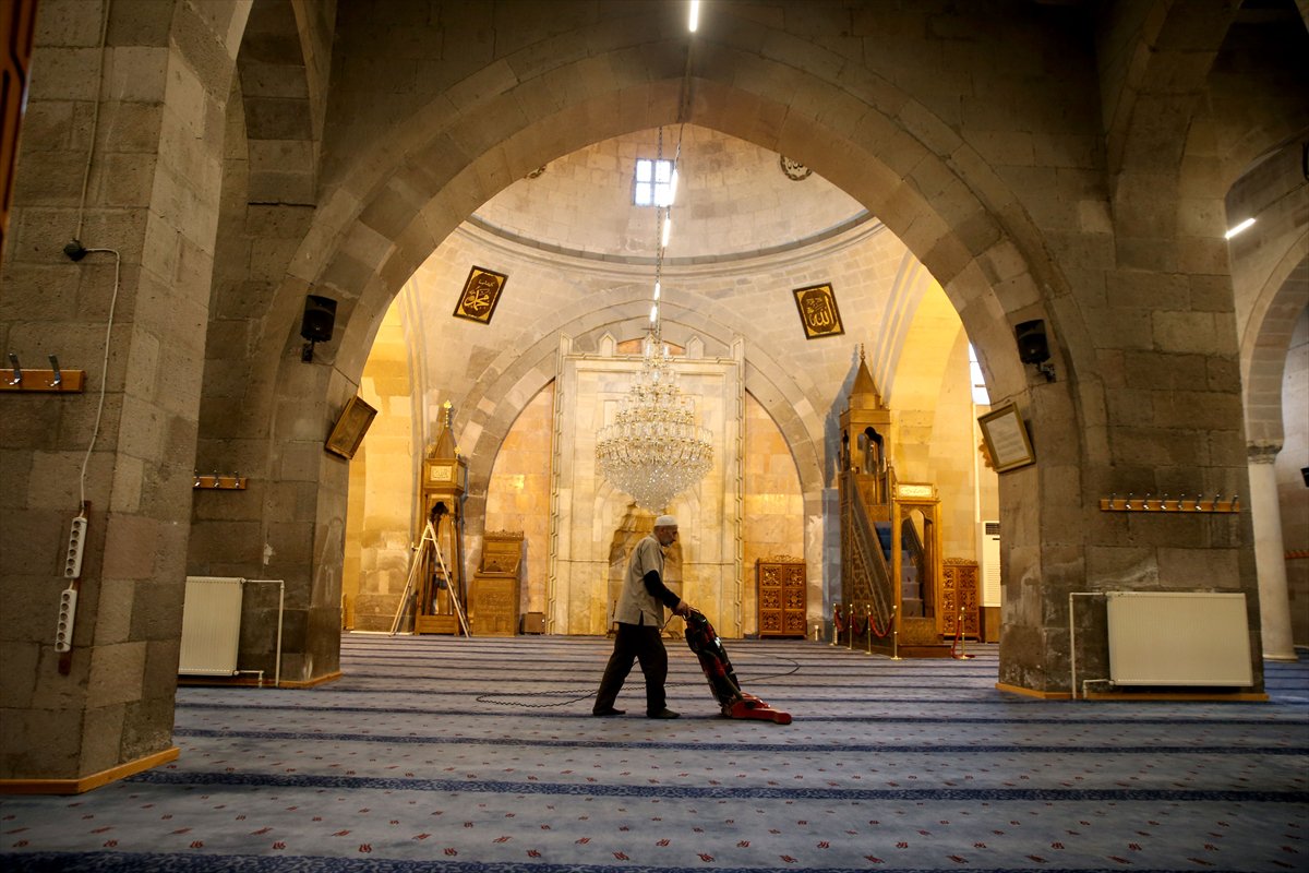 Kayseri’de 9 asırlık camiyi 7 yıldır gönüllü temizliyor
