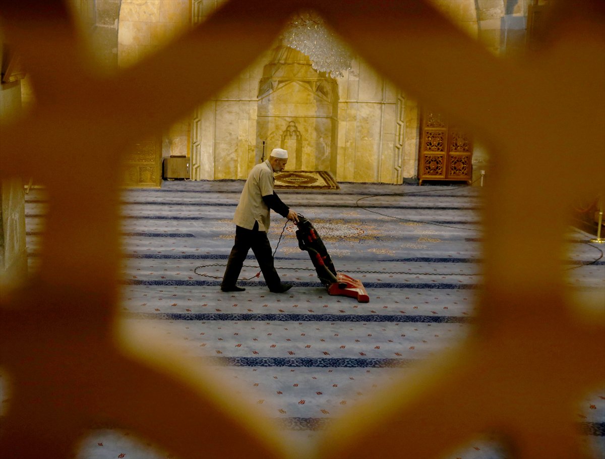 Kayseri’de 9 asırlık camiyi 7 yıldır gönüllü temizliyor