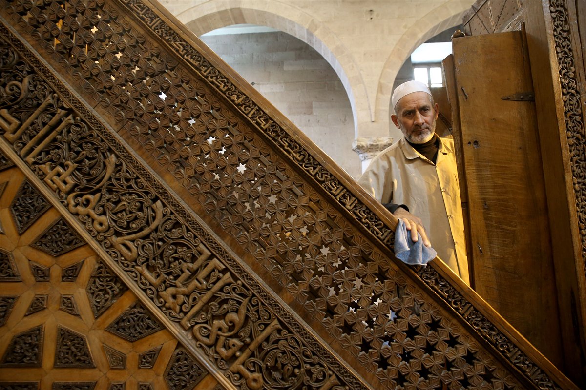 Kayseri’de 9 asırlık camiyi 7 yıldır gönüllü temizliyor