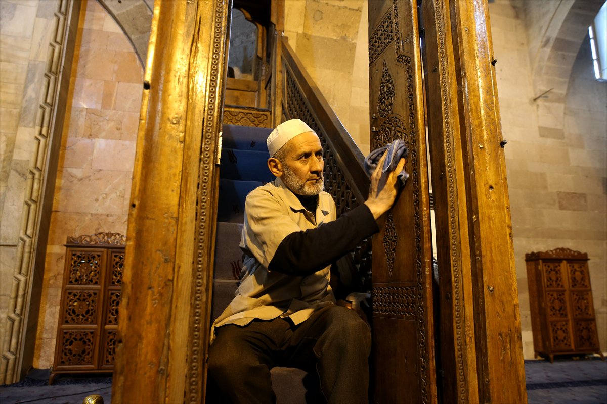 Kayseri’de 9 asırlık camiyi 7 yıldır gönüllü temizliyor