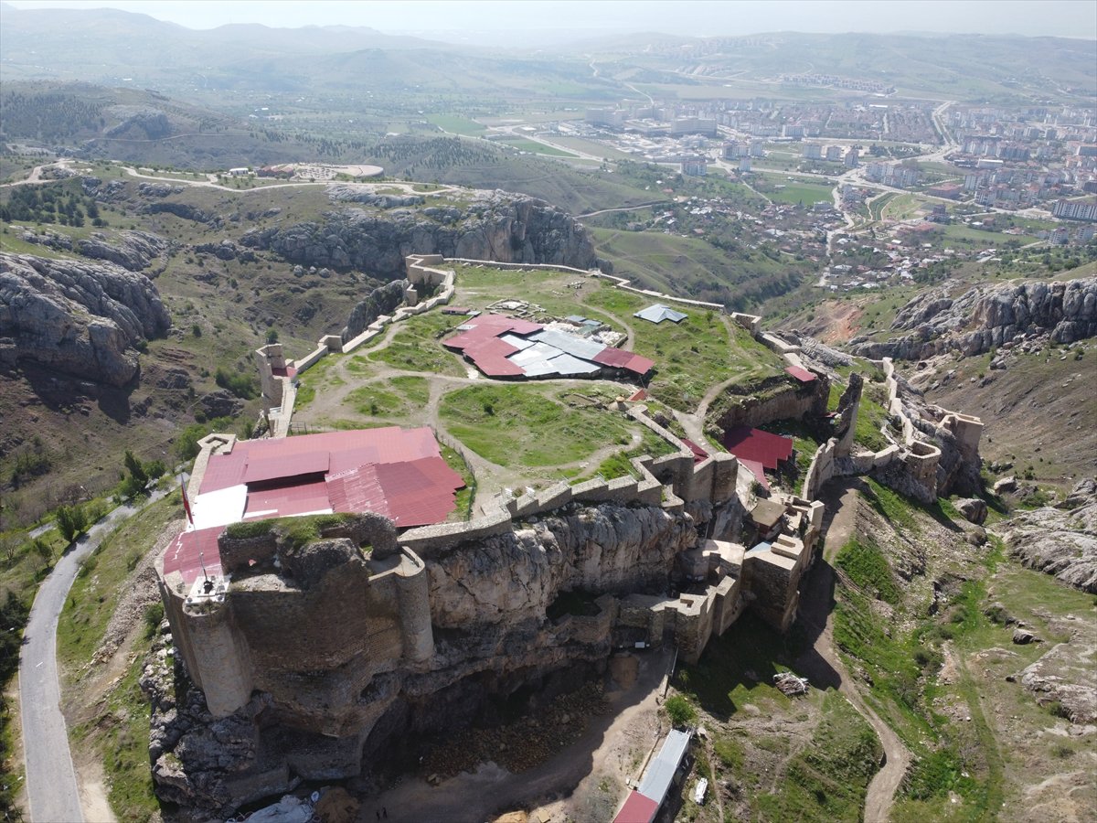 Harput Kalesi’nde tarih yeniden gün yüzüne çıkıyor