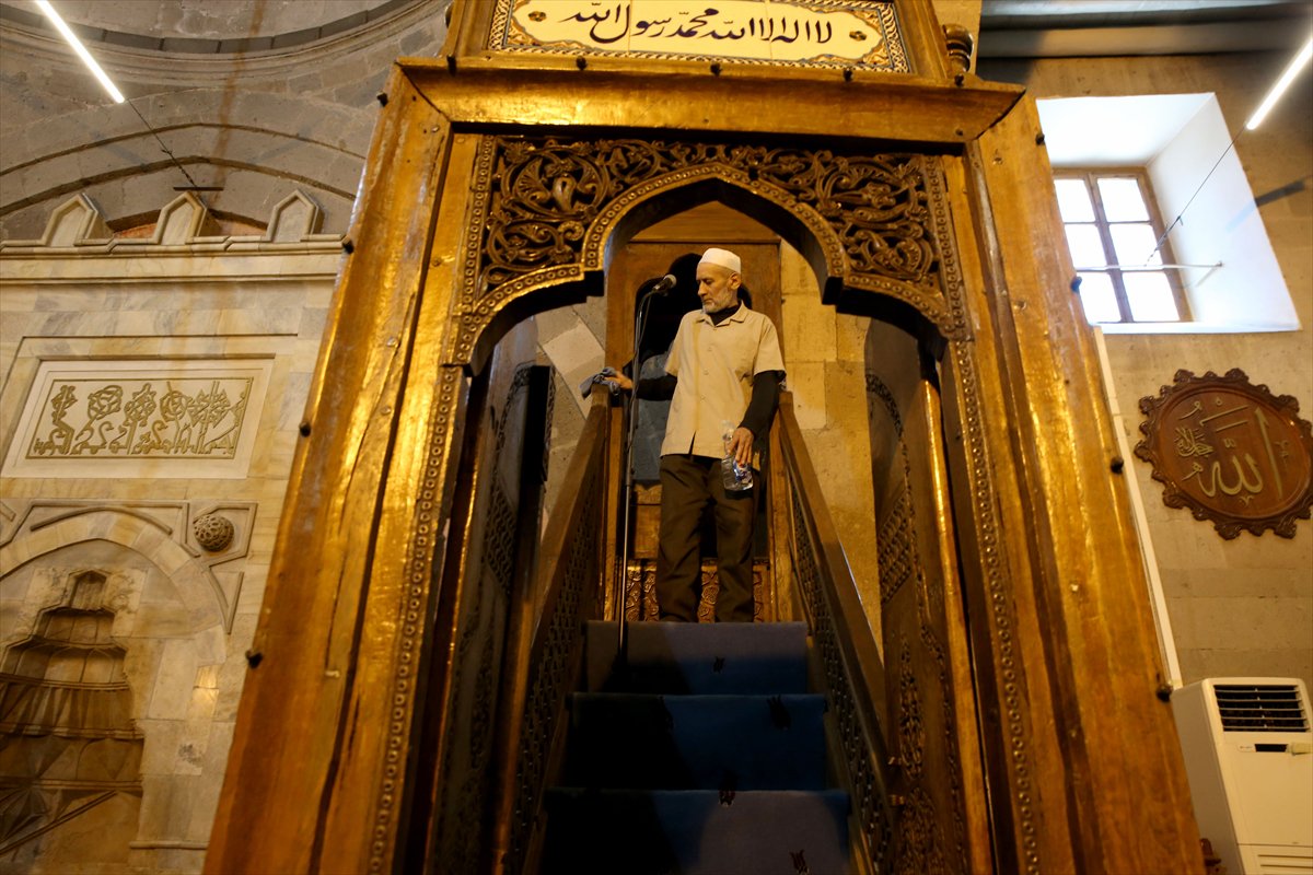 Kayseri’de 9 asırlık camiyi 7 yıldır gönüllü temizliyor