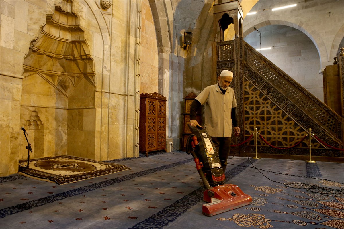 Kayseri’de 9 asırlık camiyi 7 yıldır gönüllü temizliyor